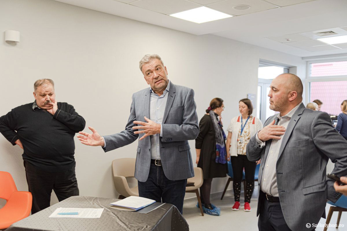 Duda Tihamér (középen): Karcfalva minőségi színfoltja a fizikoterápiás kezeléseknek •  Fotó: Gábos Albin