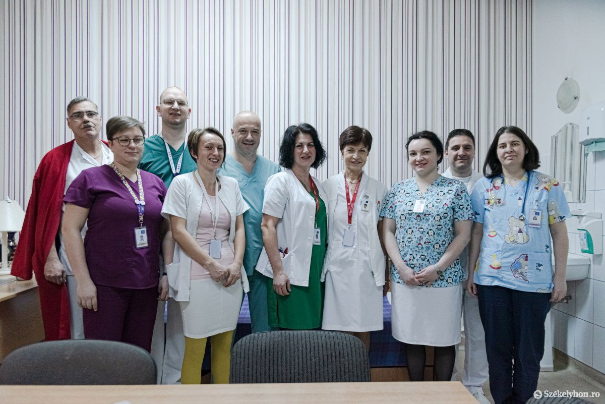 Az osztályok orvosai, balról jobbra: Teleky Levente, Fogarasi Éva, Kraft Hunor-Norbert, Felházi Réka, Hompoth György, Voicu Camelia-Mirela, Holló Tünde-Mária, Füstös Annamária, Portik Botond, valamint Cseh Zsuzsanna •  Fotó: Gábos Albin