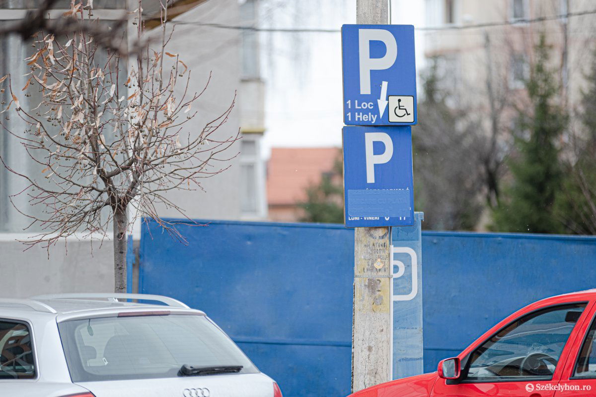 A parkolási övezetet jelző táblák. Egyik nyelven sem olvashatók a feliratok •  Fotó: Gábos Albin