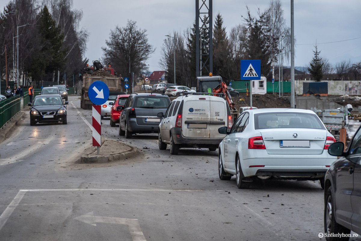 Tovább nőhet a zsúfoltság a Hunyadi János utcában. Egyelőre nincs más megoldás

  •  Fotó: Pinti Attila
