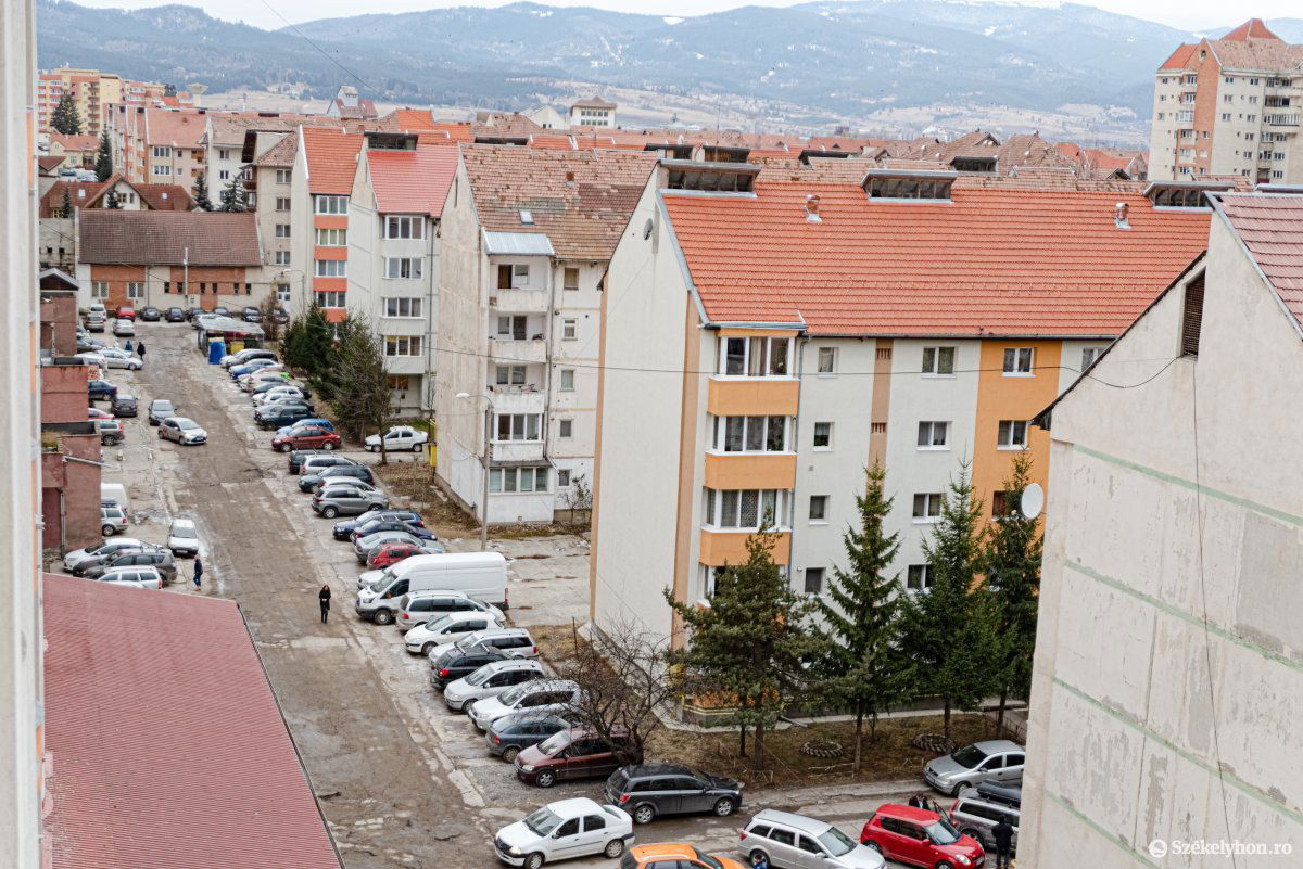 Elhasználódtak az utak, a járdák, parkolókat is kell létrehozni a városközponti lakóövezetben •  Fotó: Gábos Albin