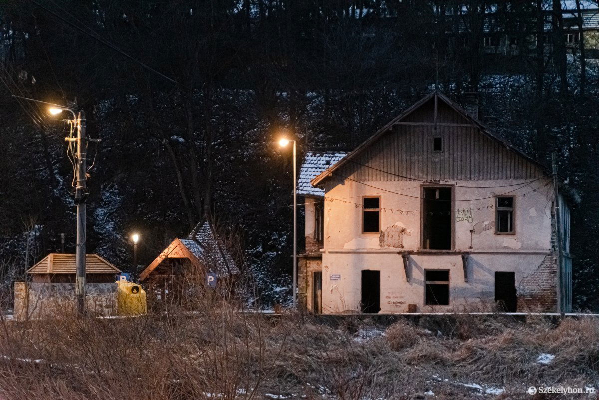 Eltűnik az egykor szállodának épült, mára teljesen tönkrement épület • Fotó: Gábos Albin