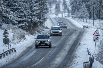 Figyelmeztet az útügy: csak óvatosan az utakon a havazás miatt!