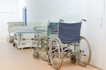 Egészségügyi miniszter: módosítani kell a betegszabadságra vonatkozó szabályokat