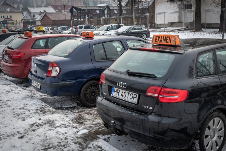 Különböző érvényességű orvosi igazolásokkal vizsgáznak a tanulóvezetők