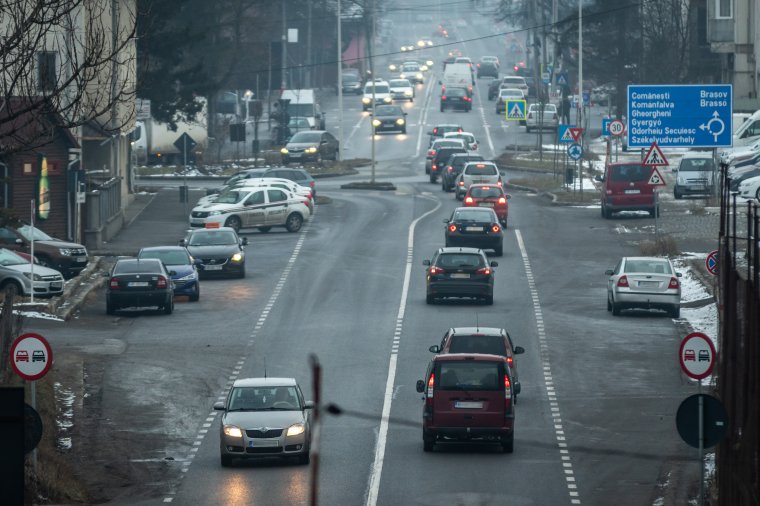 Elfogadta a képviselőház, hogy használni lehessen a kihangosítós mobiltelefont vezetés közben