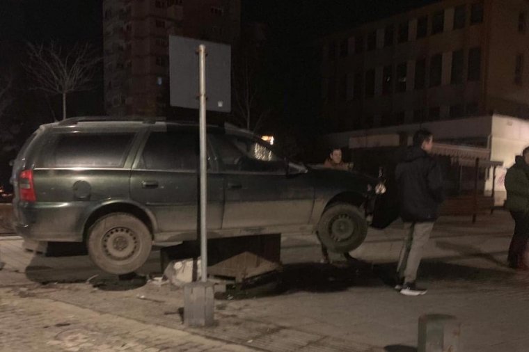 Mint a GTA-ban: fennakadt az autó a faládán – videó
