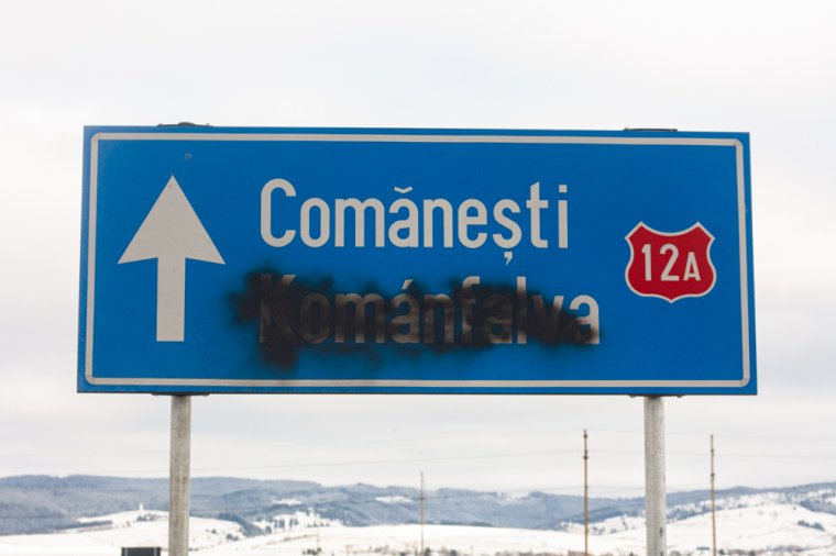 Alapfokon letöltendő börtönbüntetésre ítélték a helységnévtáblák lemázolóját