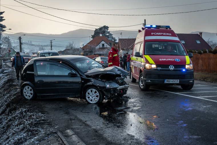 Kerítésnek csapódott, miután lesodródott az útról