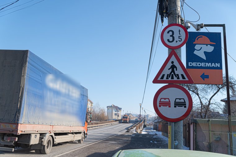 Súlykorlátozást vezettek be a csíkszeredai vasúti felüljáró hídon