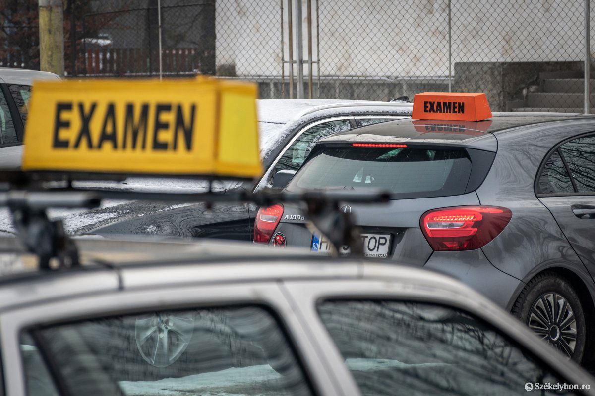 Nem egyszerű a jogosítvány megszerzése. A járványhelyzet mellett a hosszas várakozási idő és egyéb kellemetlenségek nehezítik a folyamatot •  Fotó: Pinti Attila