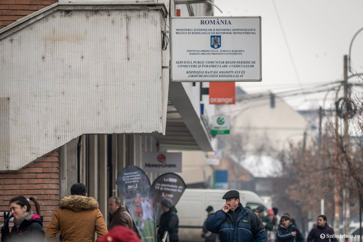 A közszolgálat csíkszeredai székhelye. Sokat kell várni az autók forgalomba helyezésére