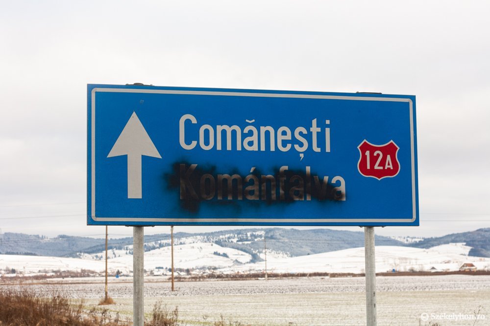 A csíkszeredai terelőút egyik táblája is kapott a fekete festékből •  Fotó: Tamás Attila