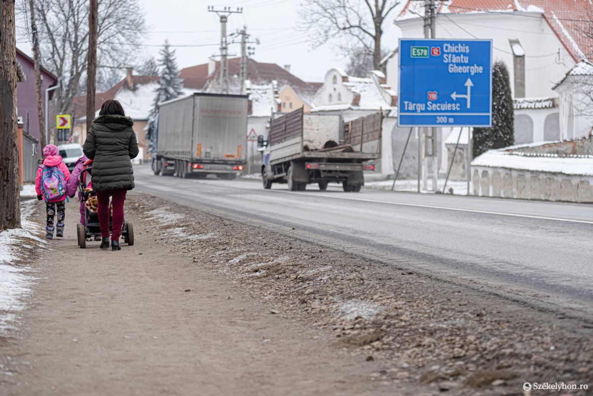 Csíkkozmáson a főút mentén szeretnének végig járdát kiépíteni. Biztonságosabbá válhat a gyalogos közlekedés •  Fotó: Gábos Albin