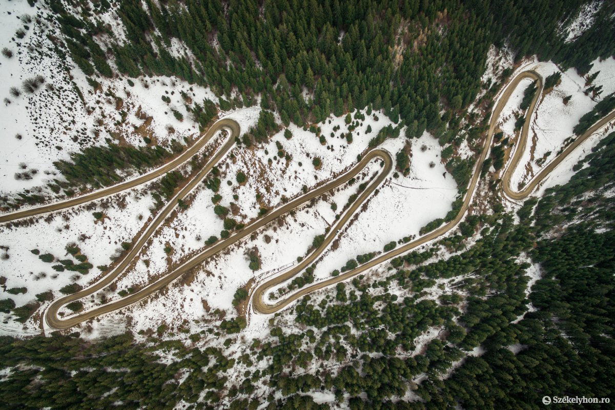 Szerpentin a 123-as jelzésű megyei út Csíkszentmárton és Csinód közötti szakaszán •  Fotó: Pinti Attila