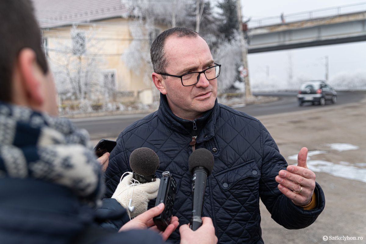 Szándékosan választotta az elhanyagolt ipari övezetet sajtótájékoztatója helyszíneként Korodi Attila •  Fotó: Gábos Albin