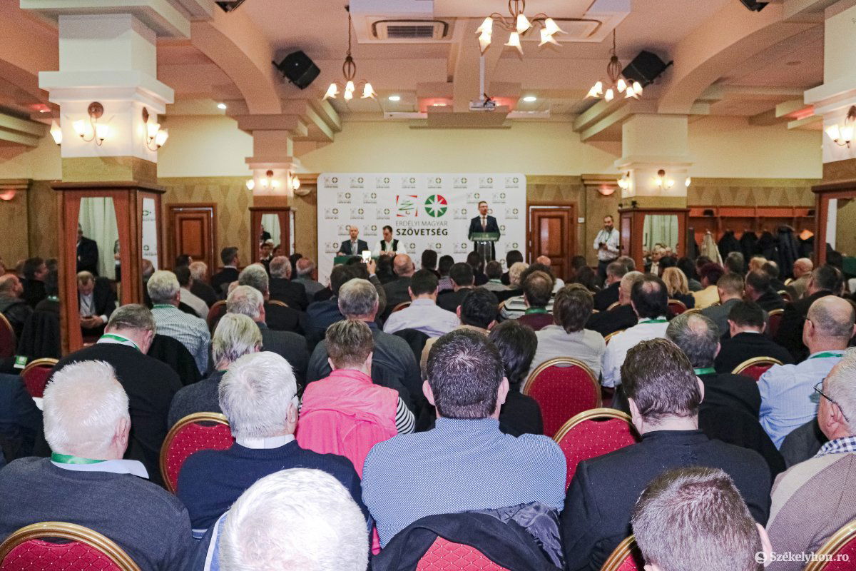 A két párt küldöttgyűlése  kényelmes többséggel szavazta meg az Erdélyi Magyar Szövetség létrehozását &bullet;  Fotó: MPP sajtóiroda