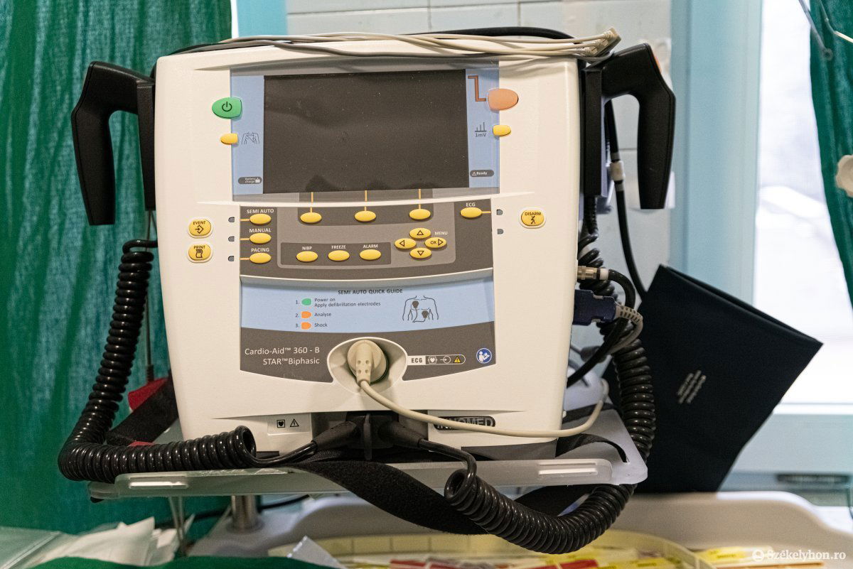 Defibrillátor •  Fotó: Gábos Albin
