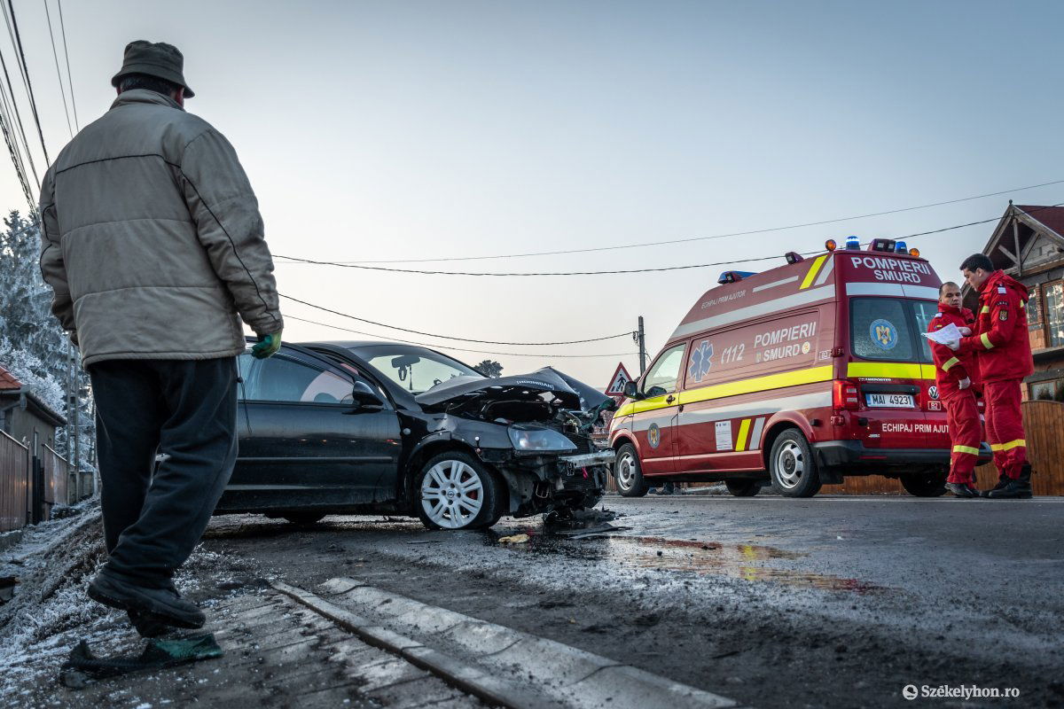 Baleset utáni helyzetkép. A hazai lakosság szerint százból 6-an közúti balesetben vesztik életüket, miközben a valós érték mindössze egy személy •  Fotó: Pinti Attila