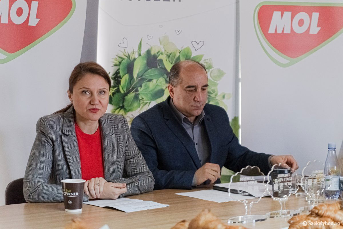 Camelia Ene és Potozky László. Együttműködés a környezetszépítés és -védelem terén •  Fotó: Gábos Albin