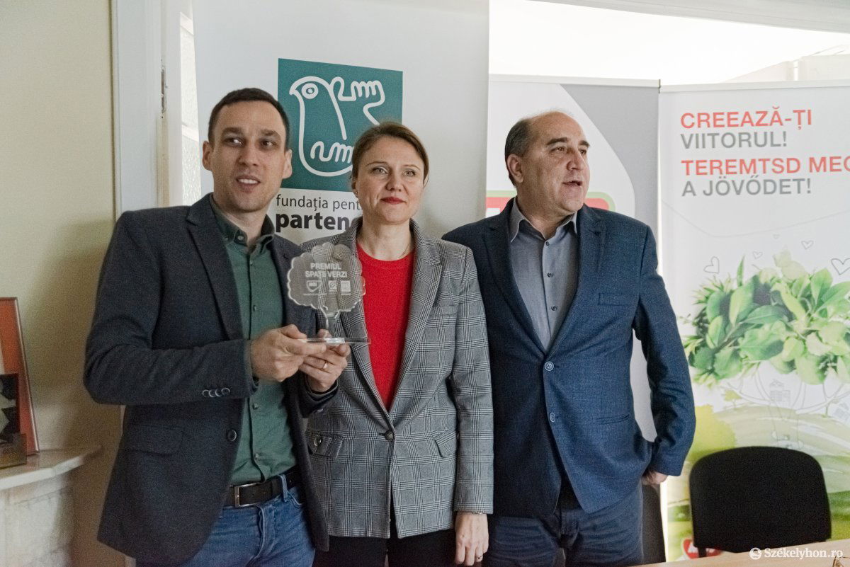 Focșani-i Biológiai Sokféleség Megőrzéséért Egyesület képviselője vehette át a díjat Camelia Enetől, a MOL Románia ügyvezető igazgatójától, valamint Potozky Lászlótól, a Polgár-Társ Alapítvány igazgatójától •  Fotó: Gábos Albin