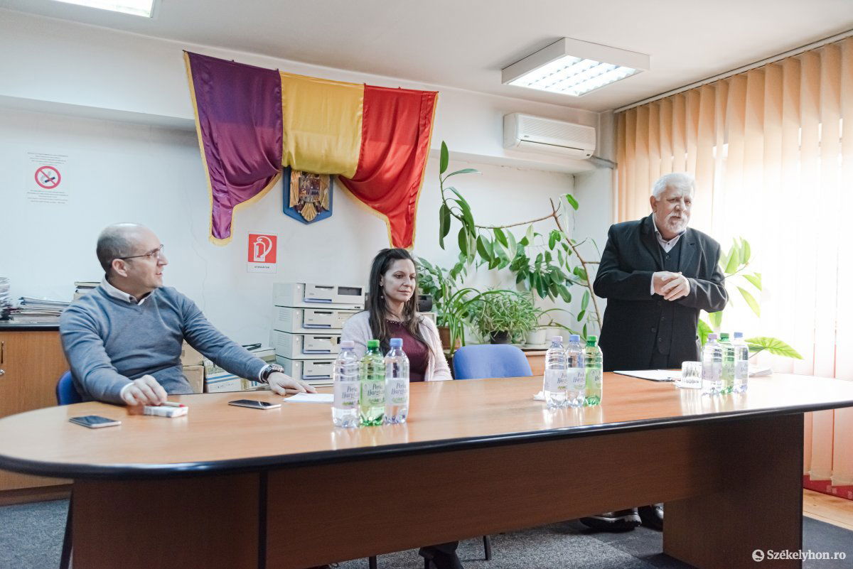 Kozán István, Balogh Kinga és Bodó István. Postások munkáját ismerték el és köszönték meg •  Fotó: Gábos Albin