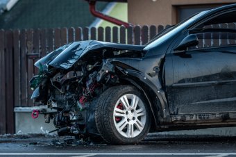 Autót sodort el a vonat, a sofőr megsérült