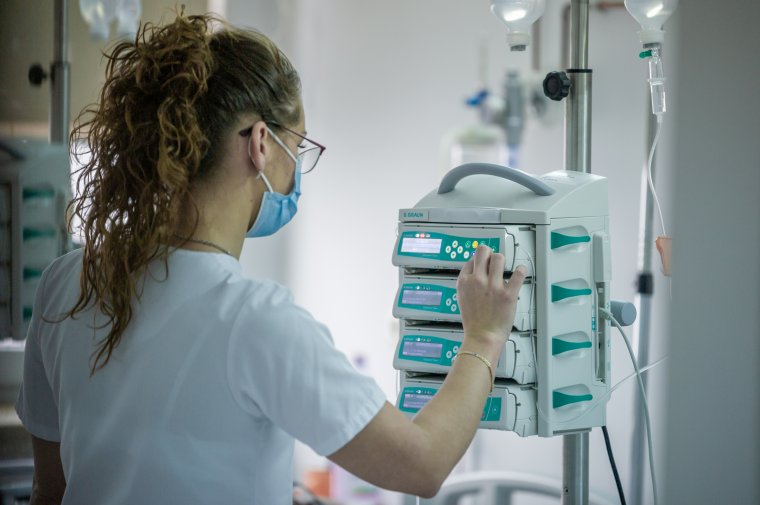 Kemoterápiás kezeléshez szükséges gyógyszerek keverésére alkalmas berendezéssel bővült a csíkszeredai kórház