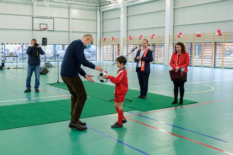 Valóra vált egy régi álom: átadták a Csíkszentsimonban épült sportcsarnokot