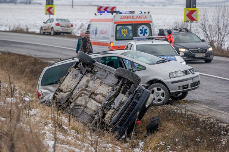 Kiszállt az árokba borult autóból, ám egy másik jármű halálra gázolta