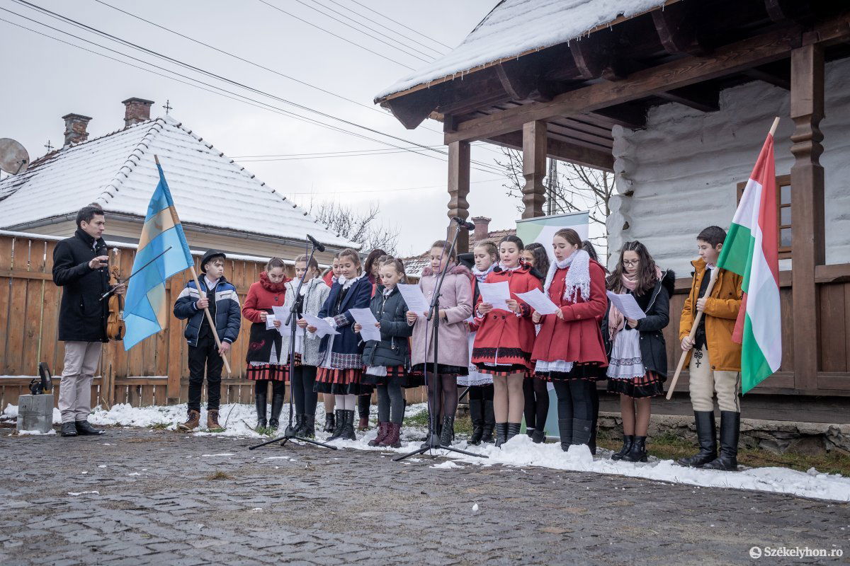 A fiataloknak is tudniuk kell, hogy ki volt a falu szülötte •  Fotó: Pinti Attila