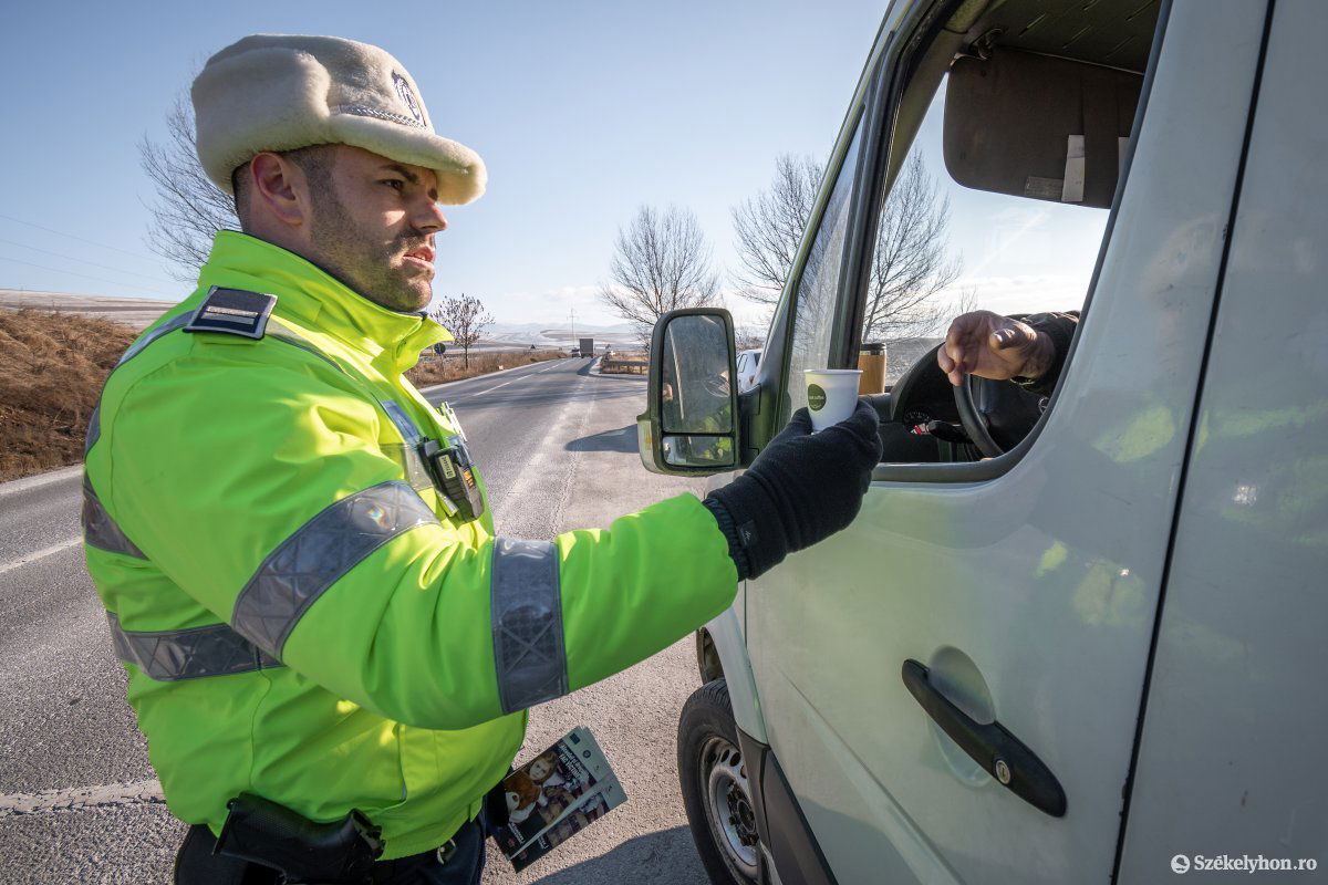 Egy rövid igazoltatás után lepték meg a sofőröket kávéval és teával a rendőrök  •  Fotó: Pinti Attila