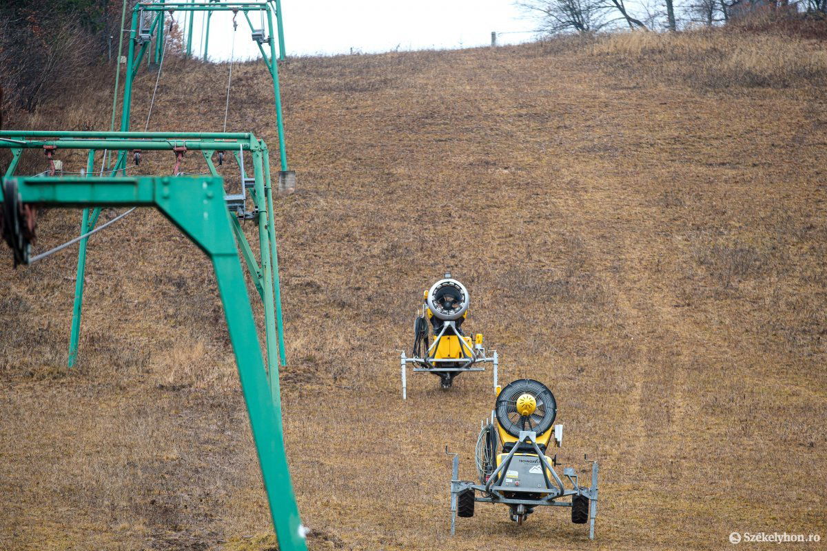 Nem kedveznek a hóágyúzásnak a nappali plusz fokok •  Fotó: Veres Nándor