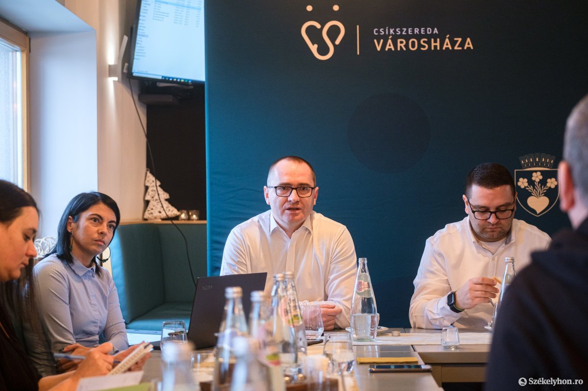 Levonták a tanulságokat a városvezetők. Közben megmutatták a város – háttérben látható – új logóját is •  Fotó: Veres Nándor