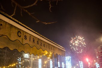 Szabadtéri szilveszter tűzijátékkal Csíkszeredában
