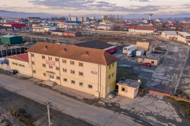 El kell hagyniuk az arénát a tűzkárosultaknak, de nem költözhetnek a tervezett krízisközpontba