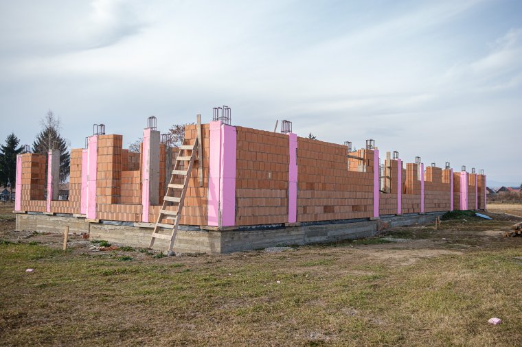 Párhuzamosan halad az óvodaépítés és iskolabővítés Csíkcsicsóban