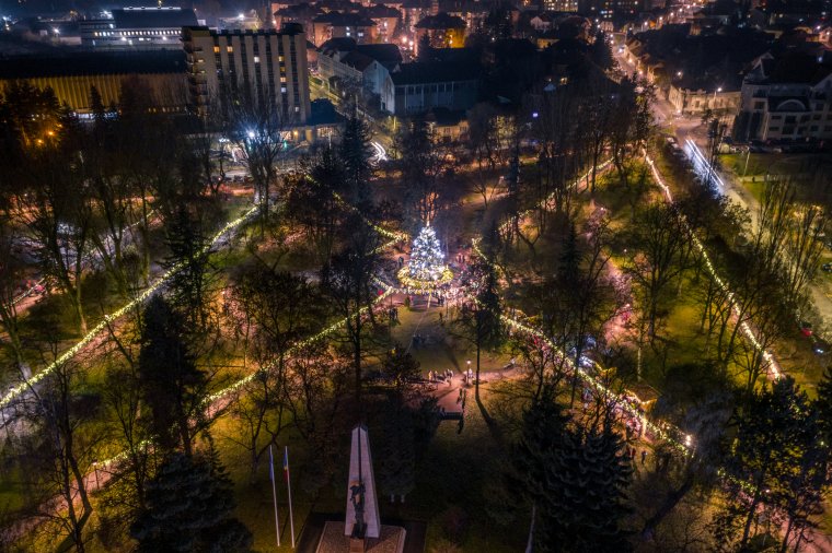 Ennyit költöttek a székelyföldi városok az ünnepi díszkivilágításra