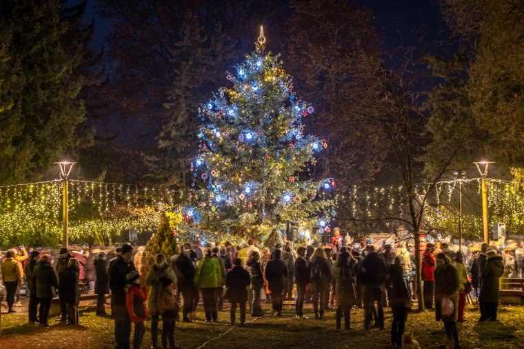 Meggyújtották a hit gyertyáját, felkapcsolták az ünnepi fényeket Csíkszeredában