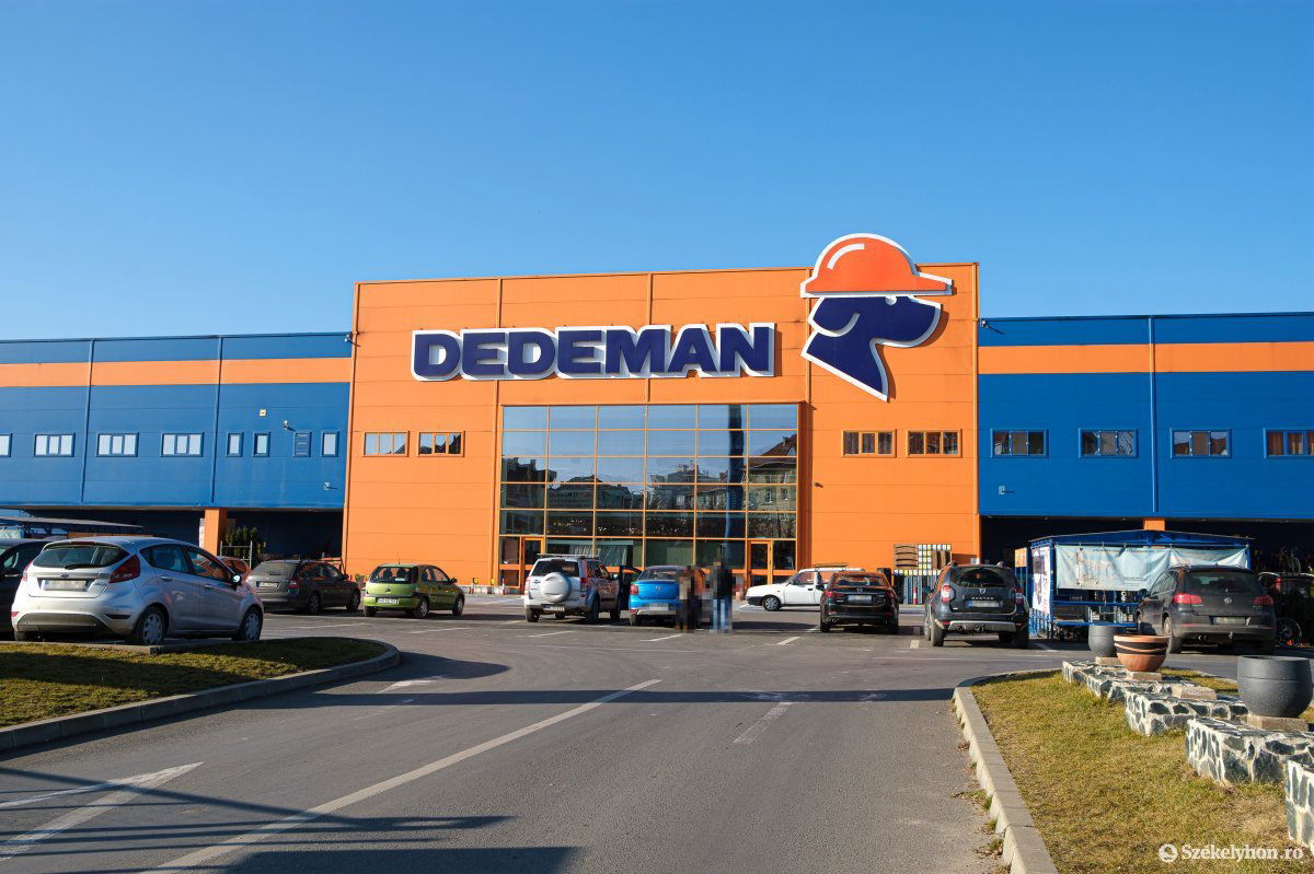 A Dedeman a parkolójában nincsenek gyalogos közlekedősávok •  Fotó: Veres Nándor