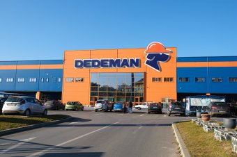 Húszezer eurós kártérítést fizet a kolozsvári Dedeman a barkácsáruház parkolójában súlyosan megsérült nőnek