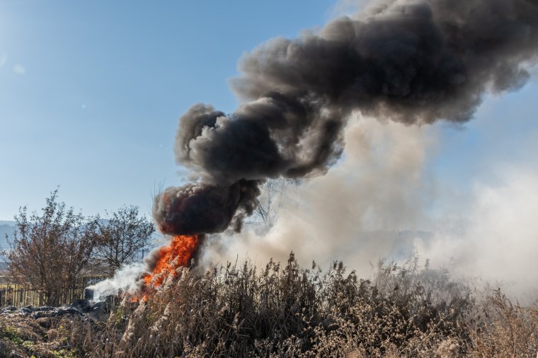 Kigyulladt gumiabroncsok fekete füstje árasztotta el Csíkszereda egy részét
