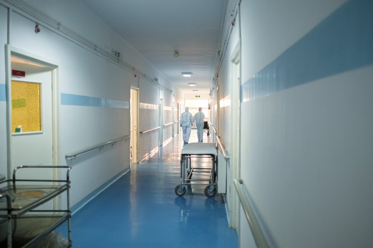 Elfogadta a kormány az egészségügyi dolgozók fizetését megemelő sürgősségi rendeletet