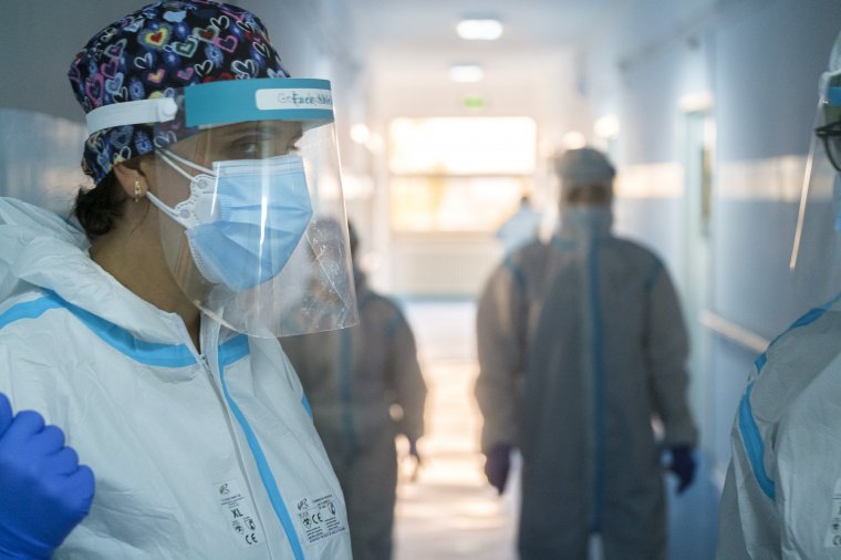 Járványnapló: szombaton sem csökkent harmincezer alá az új esetek száma