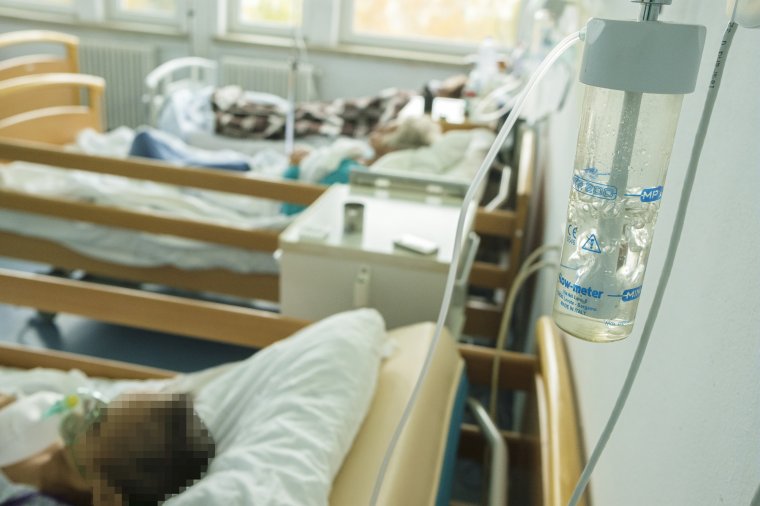 Csökkenti a kormány azon kórházi ágyak számát, amelyekre szerződést köt az egészségbiztosító
