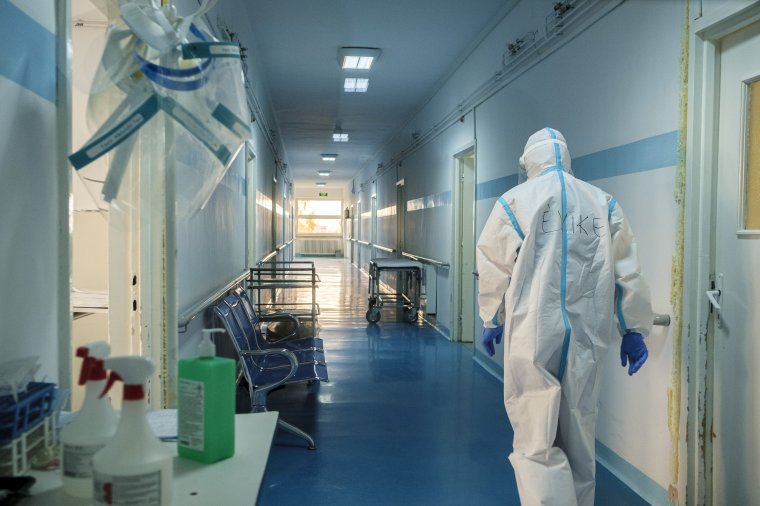 Kiégésre panaszkodik az egészségügyi dolgozók közel fele