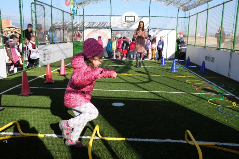 Bár már egy éve használják, immár hivatalosan is átadták a csíkcsicsói ovisportpályát