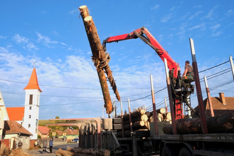 Rönkszállító borult fel Csíkszentkirályon