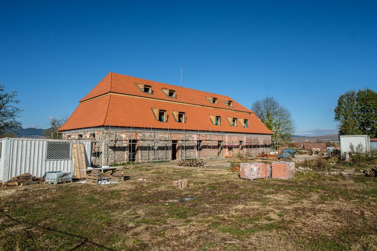Tető került a Henter-kúriára, viszont tovább húzódik a teljes felújítás a tervezettnél