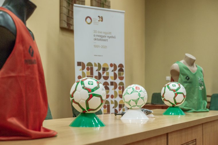 Adomány a mozgás jegyében: a csíkszéki tanintézményekhez is eljutottak a sportszercsomagok